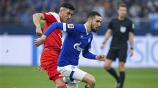 Aymen Barkok z Düsseldorfu (vlevo) nahání Nabila Bentaleba z Schalke. Aymen Barkok z Düsseldorfu (vlevo) nahání Nabila Bentaleba z Schalke.