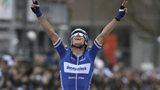 Šťastný Zdeněk Štybar projíždí jako první cílem klasiky Omloop Het Nieuwsblad. Šťastný Zdeněk Štybar projíždí jako první cílem klasiky Omloop Het Nieuwsblad.