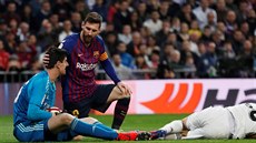 Lionel Messi kontroluje stav brankáe Thibauta Courtoise v utkání s Realem...