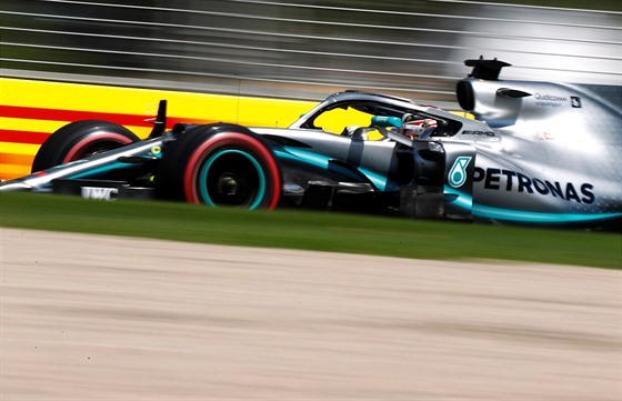 Lewis Hamilton pi trninku na Velkou cenu Austrlie.