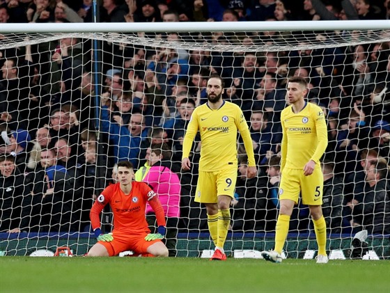 Hrái Chelsea smutní po obdreném gólu v zápase proti Evertonu.