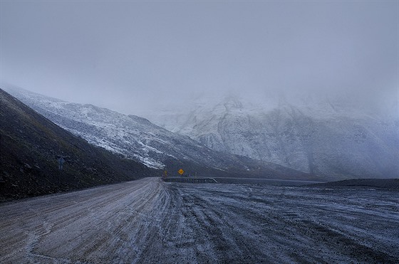 Prsmyk Atigun Pass (1 422 m. n. m.) nás pivítal hustou mlhou a poprakem...