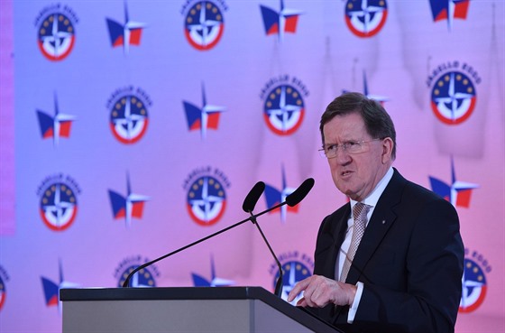 Bývalý éf NATO George Robertson na národní konferenci Nae bezpenost není...