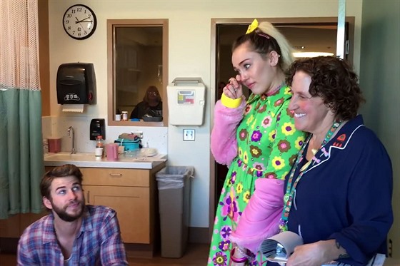 VIDEO: Miley Cyrus a Liam Hemsworth s dtskou pacientkou!