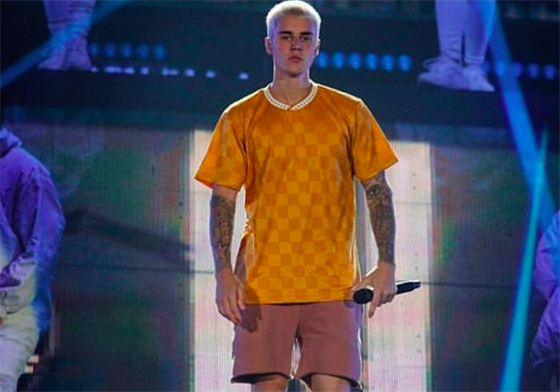 VIDEO: Justin Bieber spadl na stage. Znovu!