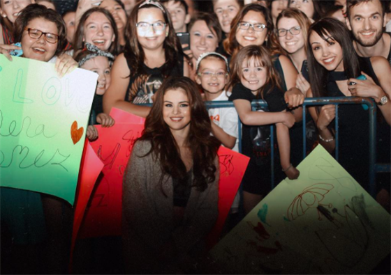 Selena Gomez byla na koncertu v oku ze svých fanouk!