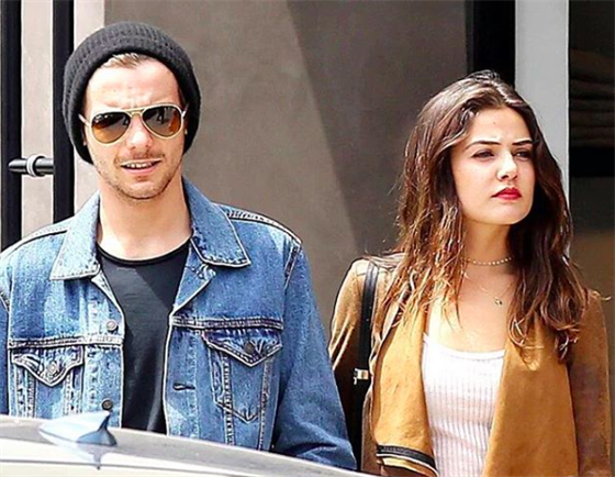 Danielle Campbell si uívá dovolenou s Louisem nahoe bez!