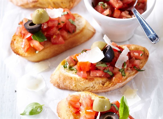 Bájená bruschetta s rajaty a bazalkou