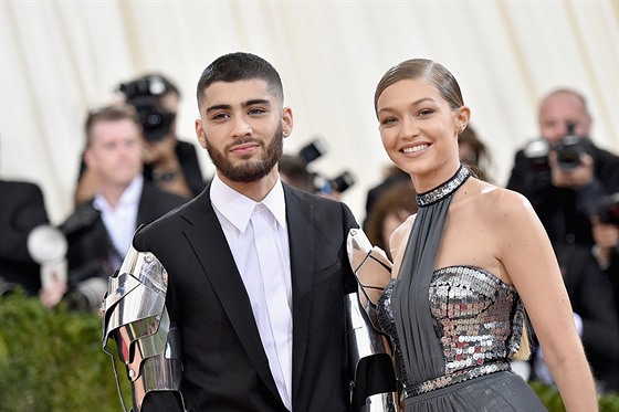 NEW YORK, NY - MAY 02:  Zayn Malik (L) and Gigi Hadid attend the \"Manus x Machina: Fashion In An Age Of Technology\" Costume Institute Gala at Metropolitan Museum of Art on May 2, 2016 in New York City.  (Photo by Mike Coppola/Getty Images for People.co