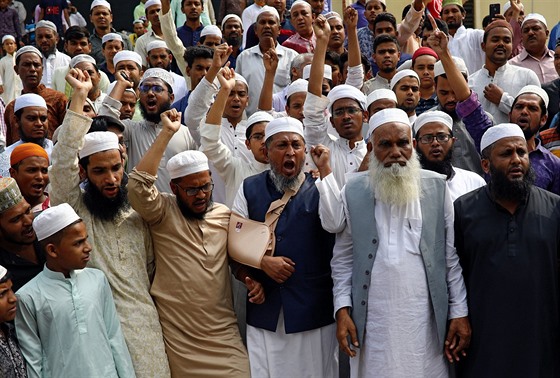 Muslimové v Bangladéi netají svj hnv nad povradním souvrc