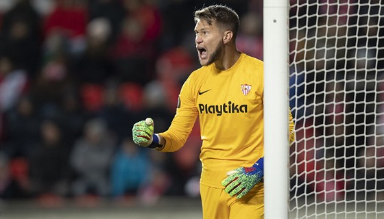 eský branká Tomá Vaclík z FC Sevilla v osmifinále Evropské ligy.