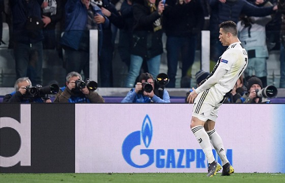 Rozvánný Cristiano Ronaldo z Juventusu Turín a jeho gesto v osmifinálové...