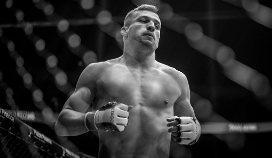 MMA zápasník David Kozma je v oktagonu tsn ped startem zápasu.