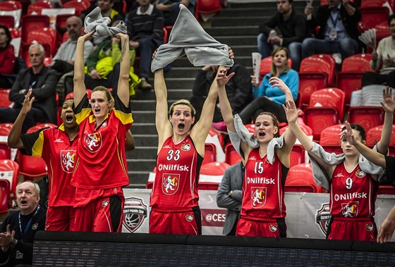 Královéhradecké basketbalisty Isnelle Natabou, Petra Kulichová, Josipa Buraová,...