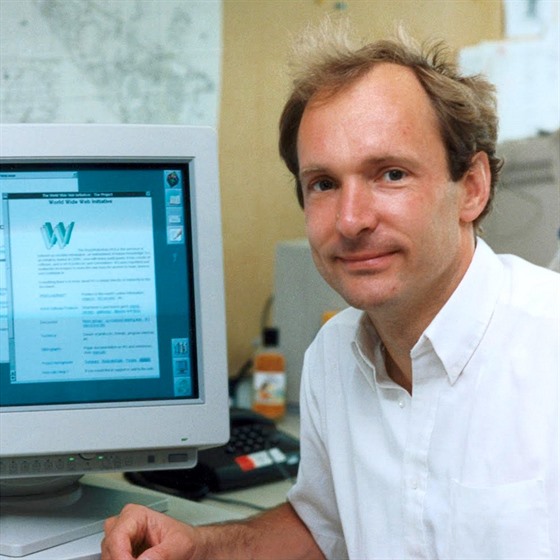 Tim Berners-Lee.v CERNu v dob vytváení základu World Wide Webu.