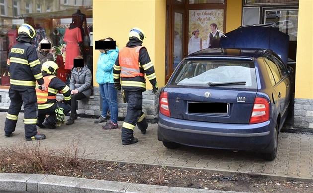 idika vjela s fabií do vchodu domu v Karlových Varech.