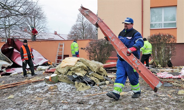 Úklid stechy strené vtrem z budovy finanního úadu v Ostrov.