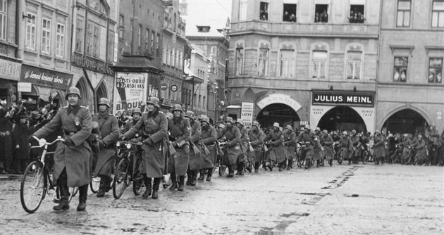 Po hlavním námstí v eských Budjovicích pochodovali 15. bezna 1939 nmetí...