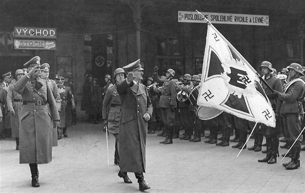 Adolf Hitler zdraví nmecké vojáky ped hlavním nádraím pi své návtv Brna...