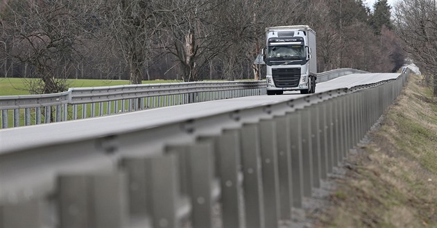 V dlouhém úseku mezi Hladovem a kiovatkou Kasárna na Jihlavsku jsou svodidla...