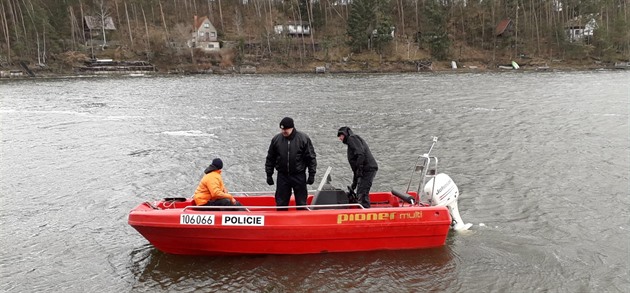 Potápi pátrají po rybái, který zmizel pod vodní hladinou hracholuské...