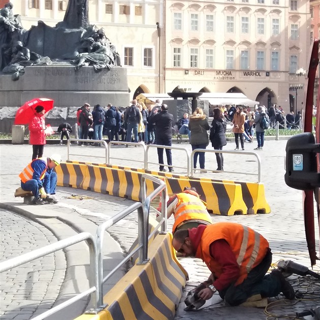 Na Staroměstském náměstí dnes probíhá čištění dlažby od bílého značení.