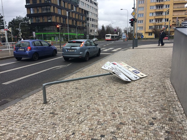 zlomená značka na Budějovické ul.