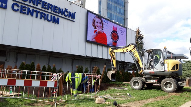 Pracovníci tepláren opravují horkovod u metra Pankrác.