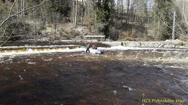 Na ece Otav se v nedli dopoledne topil rafta, raft se snaili dostat na...