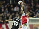 Slvista Tom Souek ve vzdunm souboji s Munirem z FC Sevilla v osmifinle...