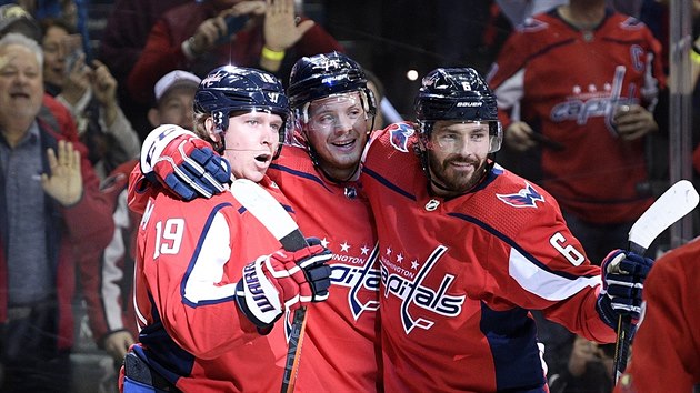 Spokojené trio z Washingtonu slaví gól. Zleva: Nicklas Bäckström, John Carlson... Spokojené trio z Washingtonu slaví gól. Zleva: Nicklas Bäckström, John Carlson...