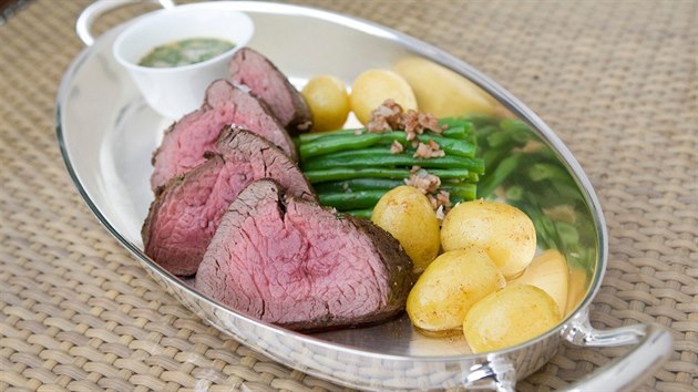 Chateaubriand je dvojnásobně tlustý steak ze svíčkové, asi 6 až 7 cm silný. Chateaubriand je dvojnásobně tlustý steak ze svíčkové, asi 6 až 7 cm silný.