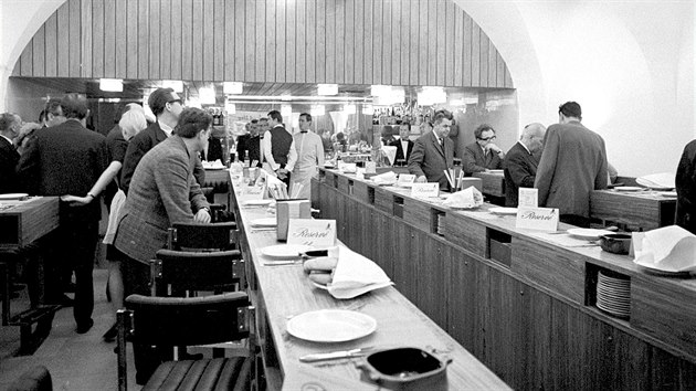 Pohled do Gril Baru ve Slovanském domě (1968) Pohled do Gril Baru ve Slovanském domě (1968)