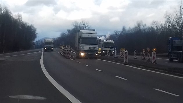 Kvůli opravě komunikace dochází k jízdám v protisměru Kvůli opravě komunikace dochází k jízdám v protisměru
