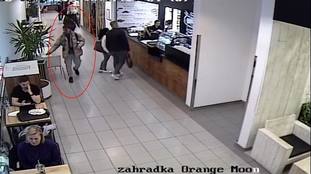 Muž nebyl spokojen s lososovým chlebíčkem, po obsluze hodil drobné Muž nebyl spokojen s lososovým chlebíčkem, po obsluze hodil drobné