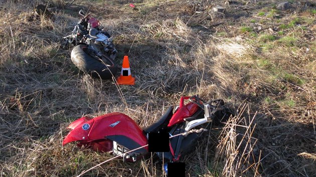 Náraz do pařezů byl tak silný, že se motocykl rozpadl na několik částí. Náraz do pařezů byl tak silný, že se motocykl rozpadl na několik částí.