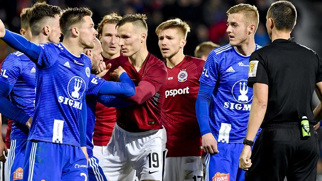 Sport mezi fotbalisty Olomouce a Sparty - ilustrační foto Sport mezi fotbalisty Olomouce a Sparty - ilustrační foto