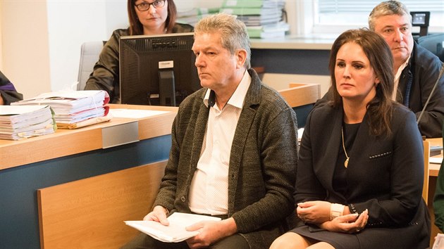 Vladimír Březina a Stanislava Březinová u zlínského okresního soudu. Vladimír Březina a Stanislava Březinová u zlínského okresního soudu.