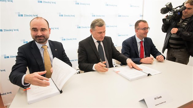 Podepisování smluv s železničními dopravci pro Zlínský kraj. Na snímku jsou... Podepisování smluv s železničními dopravci pro Zlínský kraj. Na snímku jsou...