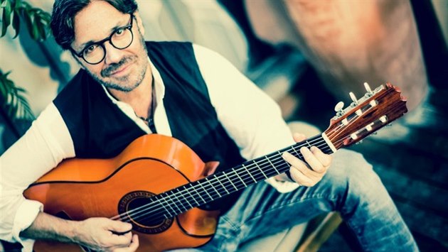 Americký jazzový kytarista a držitel ceny Grammy Al Di Meola. Americký jazzový kytarista a držitel ceny Grammy Al Di Meola.