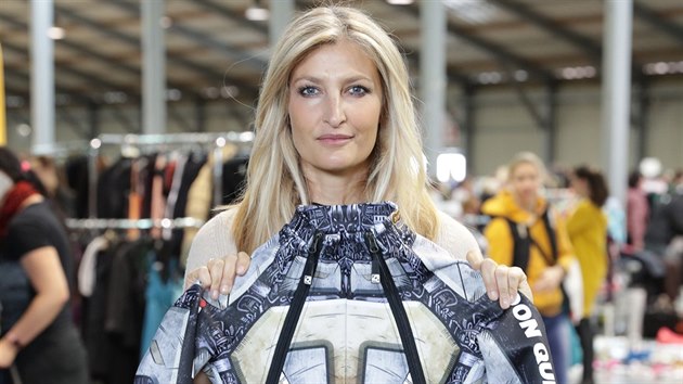 Tereza Maxová představuje slavnou lyžařskou kombinézu Ester Ledecké. Tereza Maxová představuje slavnou lyžařskou kombinézu Ester Ledecké.