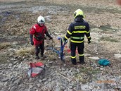 Hasiči zachraňovali z bahna geodetku. Hasiči zachraňovali z bahna geodetku.