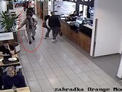 Muž nebyl spokojen s lososovým chlebíčkem, po obsluze hodil drobné Muž nebyl spokojen s lososovým chlebíčkem, po obsluze hodil drobné