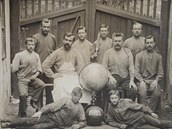 Dělníci z továrny u Felklů na skupinové fotografii z roku 1913