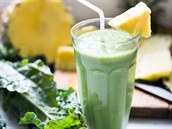 Matcha Smoothie with pineapple, kale and coconut