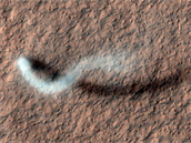 Fotografie prachového víru na Marsu pořízená kamerou sondy Mars Reconnaissance...