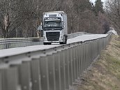 V dlouhém úseku mezi Hladovem a křižovatkou Kasárna na Jihlavsku jsou svodidla... V dlouhém úseku mezi Hladovem a křižovatkou Kasárna na Jihlavsku jsou svodidla...