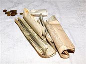 Ve schráně byly uloženy drobné mince, bankovky, dobové noviny a pamětní zápisy. Ve schráně byly uloženy drobné mince, bankovky, dobové noviny a pamětní zápisy.