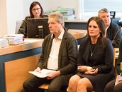 Vladimír Březina a Stanislava Březinová u zlínského okresního soudu. Vladimír Březina a Stanislava Březinová u zlínského okresního soudu.