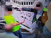 Muž mířil pistolí z bezprostřední blízkosti na obličej pracovníkovi ostrahy. Muž mířil pistolí z bezprostřední blízkosti na obličej pracovníkovi ostrahy.